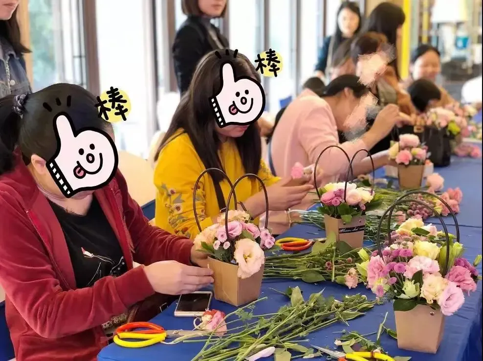 周末连续两场暖场活动——插花与diy捕梦网,集聚了众多艺术爱好者.