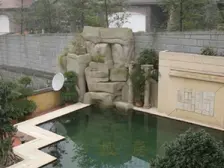 此房 是湖边的独栋,花园很大。地下室有采光带露台