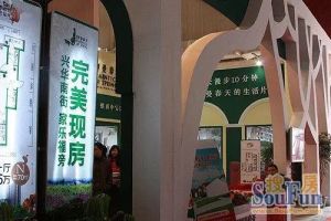 一楼花园南北通透装修好封闭小区挨着两个公园
