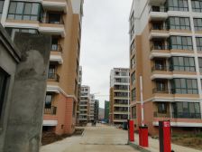 张村水缘金座单价六千的南北通透简装房子,