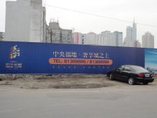封闭小区,有休闲广场和绿化果树不临街