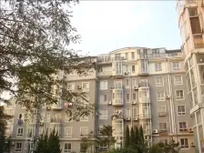 房子阳台已封闭 精装修 南北通透 实用面积很大的房子