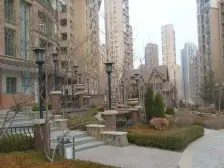 小区是西班牙式建筑风格,封闭小区人车分流小区绿化好