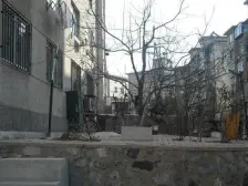 此房户型方正,南北朝向,地脚好,近市场车站。