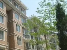 近东港 小面积少的南北通透 装修保持的好 诚心出售