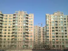 距离新隆嘉500米,春和200米,站点300米左右。