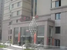 房子三室两厅,房三室精装修中间楼层采光充足!