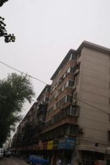 联盟路大张旁中间层二室诚出售