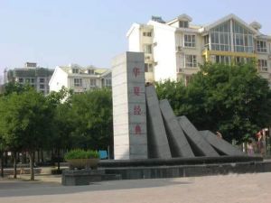 房本满两年,免大税,南北通透大三居室,带地下室。