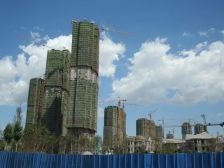 电梯洋房挨着江边,小区里面不挡光