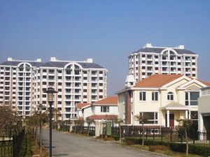 京东小区,紧靠公交菜市场,精装自住标准,随时看房