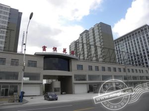 绿地片内 采光好 一楼带院四居室 带装修 带车位