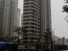 二七万达地铁口四房精装修壁挂炉多层三楼业主诚心出售