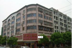 汽车西站地铁口步梯房三房通风采光效果好,视野开阔