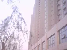 房子装修好,可以直接入住,房子一层8户,07年电梯房