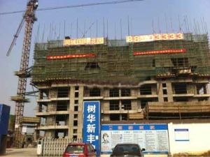 宝龙旁 精装电梯洋房 家具家电全留 附车库附车位