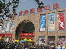 此房南北通透户型方正落地阳台。