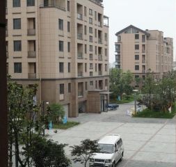 铁道学院地铁口800米,东边户,前后无遮挡,视野好