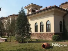 房子格局很好,带200平大院子,带车库,房主靠谱出售