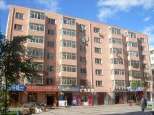 黎华小区中间的位置 出门地铁 市场