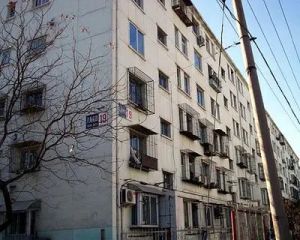 西苑路校区院内,两室户型采光好