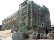 此房紧靠金川主路 交通便利 出门是公交站 小区设施齐