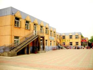 小区是开放式小区,有免费停车位,出行方便