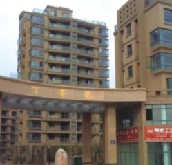 房本满五年,税费低。中层,位置好。