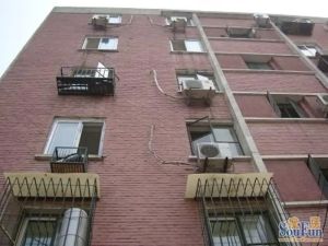 东明小区 中间楼层 大三室 家具家电齐全 随时可以看房