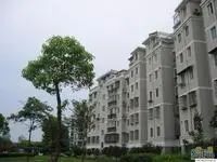 此房位置优越,交通出行便捷,步梯中层三居室