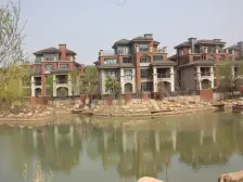 湖边前后花园双拼别墅 带车位和地下室和双露台