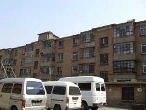 一楼两居地暖,新装修带全部家具家电,小区环境不错。