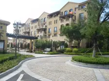 类独栋别墅,位置好,面积大,大花园,价格可议