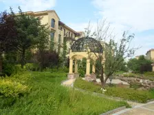 房子装修很精致,顶楼带阁楼,可拎包入住,没咋住