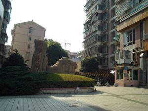 八医院旁通透三房纯毛坯中间楼层随时看房