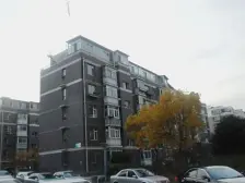 封闭小区无坡,上下两层,带有露台,近车站,配套全