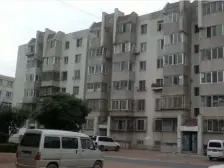 红梅小区三室大户型,南北通透,装修保持干净,