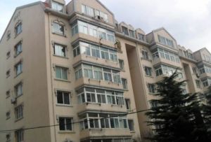 此房小区中间位置,南向采光好,近车站近市场,无坡