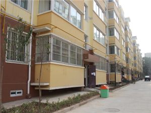 周山公园旁边中间楼层实心卖有储藏间满二