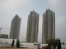 毛坯房,是个三层的,顶层有个大露台