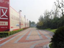 幸福小镇 95平小三室 带北院 带个大车库 证过二