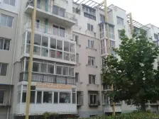 配套全,小区挨着七里公园,出行方便多路公交线路