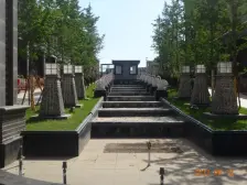 此房是跃层的毛坯房,使用面积大,采光和视野好