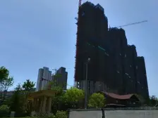 红旗地铁三室两卫电梯高层采光视野好诚心出售