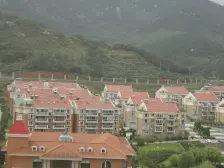 一楼带大90平大院子三居室看山房