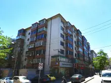 两个卧室都是南向 下楼就是市场 电梯房精装修