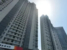 小区前排一点不遮挡,采光视野好,带车位。