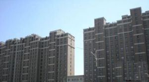 楼层低,出行方便,格局不错,简单装修