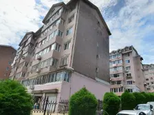 西岗区,99年封闭小区,婚房精装修,旁边有公园。