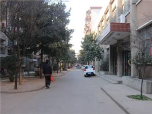 医专三室通透户,中间楼层,双气,小区停车方便